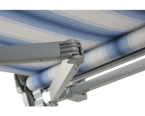 Detailansicht einer Markise mit blau-weiß gestreiftem Stoff und Aluminiumrahmen