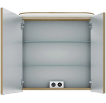 Geöffneter Spiegelschrank mit zwei Glasablagen und Steckdose