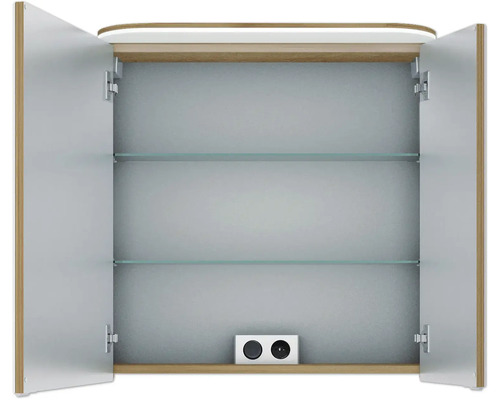 Geöffneter Spiegelschrank mit zwei Glasablagen und Steckdose