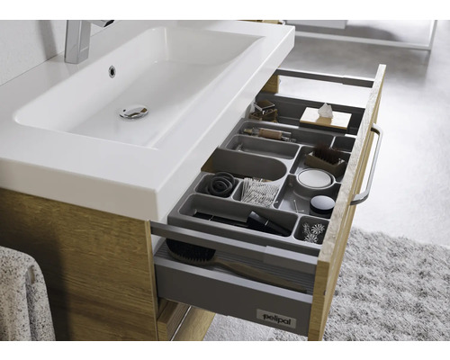 Badezimmerwaschtisch mit offenen Schubladen und Kosmetikartikeln zur Aufbewahrung