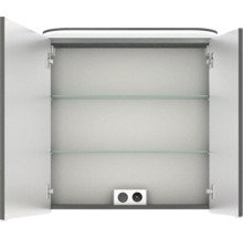 Geöffneter Spiegelschrank mit zwei Glasböden und Steckdose
