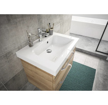 Waschtisch mit Waschbecken und Unterschrank im Badezimmer