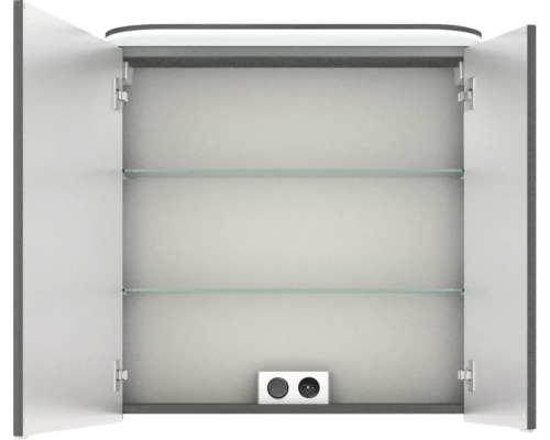 Geöffneter Spiegelschrank mit zwei Glasböden und Steckdose