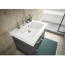 Waschtisch mit Waschbecken, Armatur und Unterschrank im Badezimmer