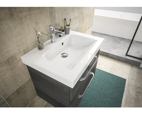 Waschtisch mit Waschbecken, Armatur und Unterschrank im Badezimmer