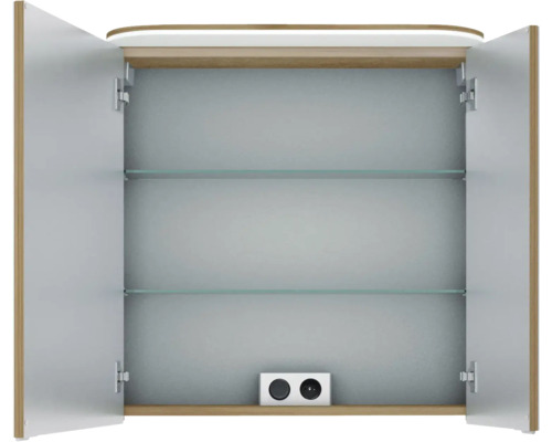 Geöffneter Spiegelschrank mit zwei Glasböden und einer Steckdose