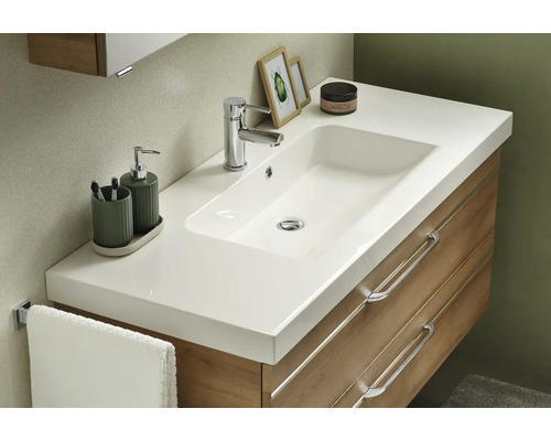 Waschtischunterschrank mit Waschbecken und Armatur im Badezimmer