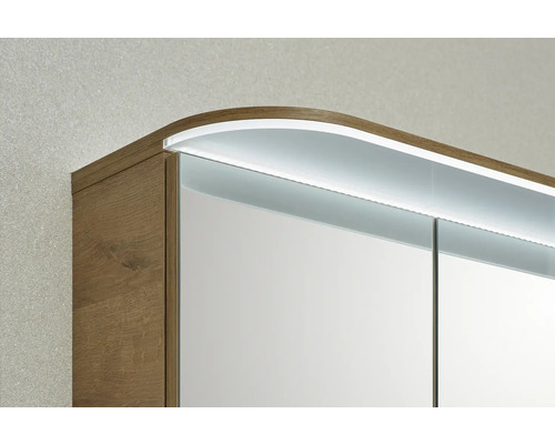 Detailaufnahme eines Spiegelschranks mit Holzdekor und integrierter Beleuchtung