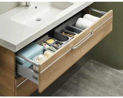 Waschtischunterschrank mit Schubladen und Badutensilien