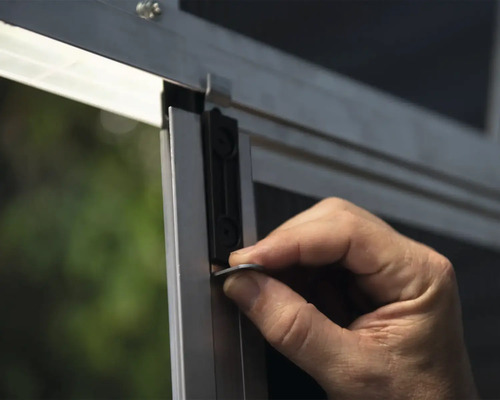 Detailaufnahme der Montage einer Aluminiumkonstruktion mit einer Metallscheibe