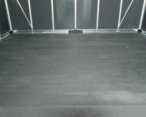 Innenansicht eines Gewächshauses mit Bodenplatten