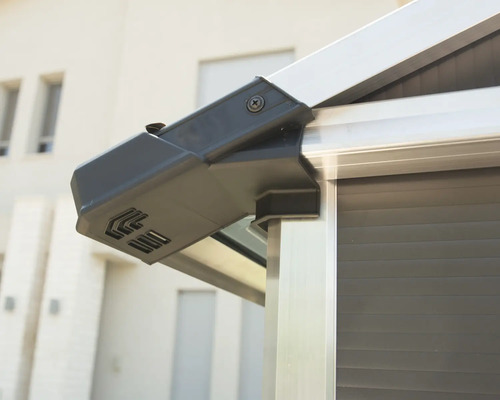 Detailaufnahme eines Aluminium-Gerätehauses mit grauer Eckverbindung.