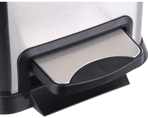 Detailaufnahme des Fußpedals eines Edelstahl-Treteimers.