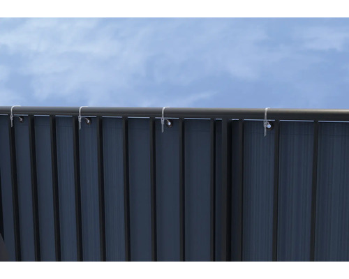 Nahaufnahme einer Sichtschutzwand mit Befestigung am Himmel