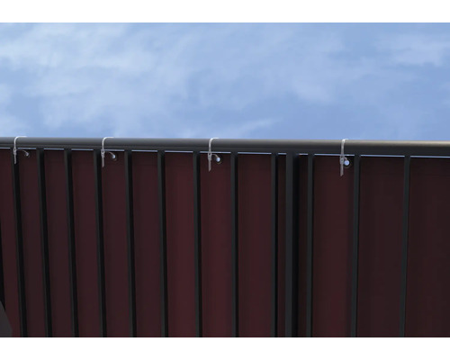 Detailansicht einer Lamellenmarkise mit Befestigung am Himmel