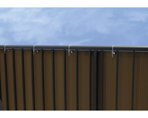 Detailansicht eines Sichtschutzes mit Befestigung an einer Metallstruktur