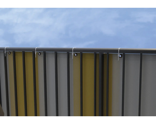 Außenjalousie mit vertikalen Lamellen und Befestigungsclips