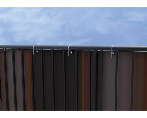 Sichtschutzwand aus Lamellen mit Halterung