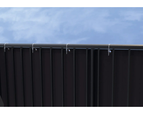 Detailansicht einer Sichtschutzwandbefestigung mit Himmel im Hintergrund.