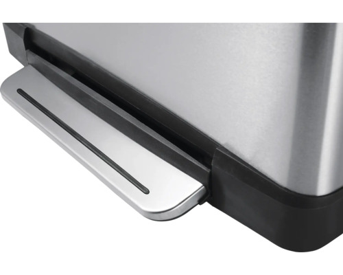 Detailansicht eines Tretabfallbehälters aus Edelstahl mit Pedal