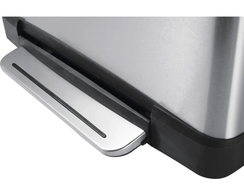 Detailansicht eines Treteimers aus Edelstahl mit Pedal