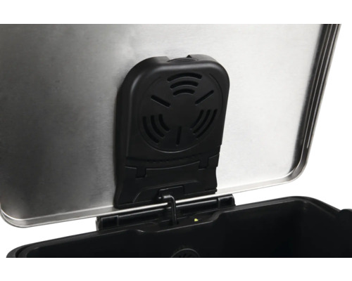 Detailansicht eines Abfallbehälters mit Deckel aus Edelstahl und einem schwarzen Filter.