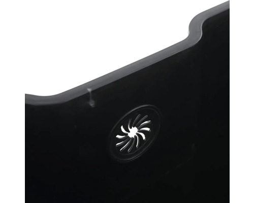 Detailansicht eines schwarzen Pflanzkübels mit Entwässerungsloch.