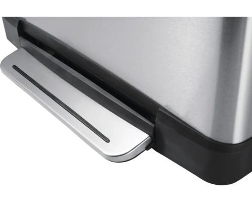 Detailansicht eines Treteimers aus Edelstahl mit Pedal