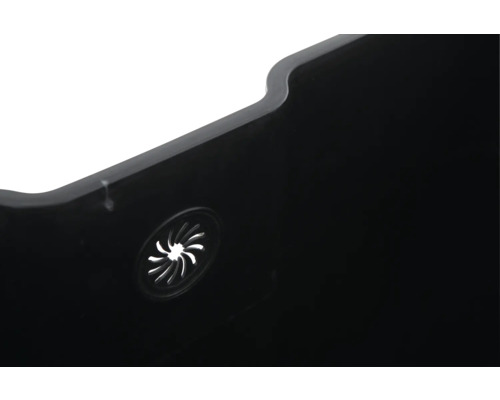 Detailaufnahme eines schwarzen Pflanzkübels mit Entwässerungsöffnung