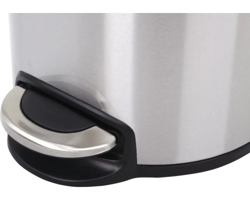 Detailaufnahme eines Tretpedals eines Abfalleimers