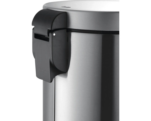 Detailansicht eines Abfallbehälters aus Metall mit schwarzem Verschluss