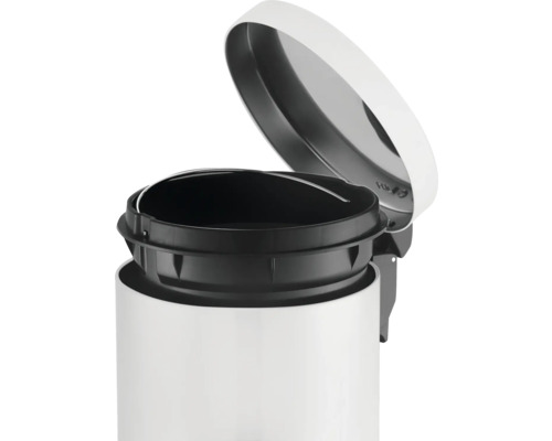 Treteimer mit offenem Deckel