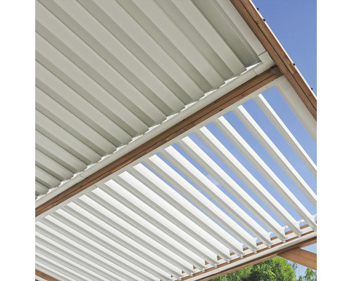 Detailansicht einer Pergola mit Lamellendach und Holzrahmen.