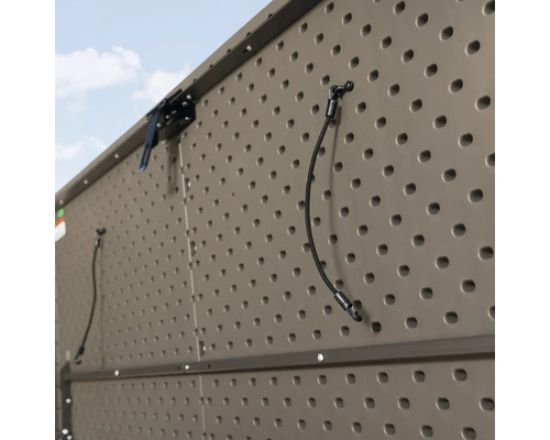 Detailansicht einer Gerätebox mit Lochwand zur Aufbewahrung von Gartengeräten.