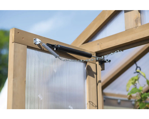 Detailaufnahme eines automatischen Fensteröffners an einem Gewächshausfenster