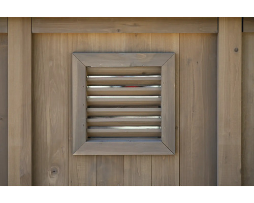 Detailansicht eines Holzschuppens mit Lüftungsgitter