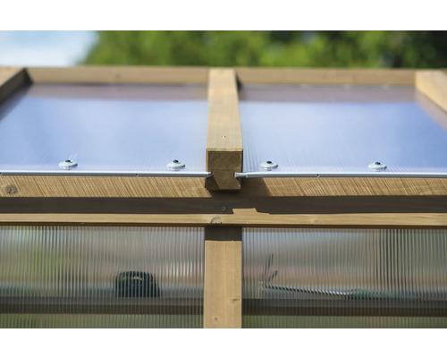 Detailansicht eines Gewächshauses mit Holzrahmen und durchsichtigen Platten