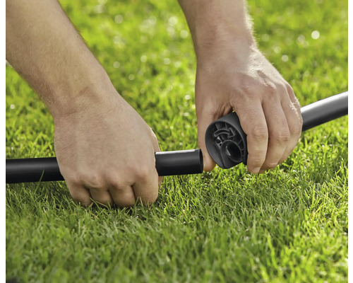 Montage eines Bewässerungssystems im Garten.