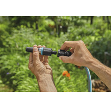 Hände verbinden Gardena Schlauchverbinder mit Gartenschlauch
