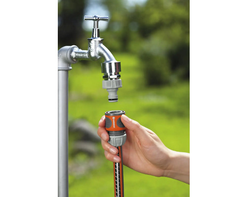 Gartenschlauch wird an einen Wasserhahn angeschlossen