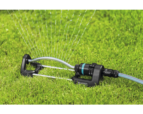 Gardena Schwinghebelregner auf Rasen mit Wasserstrahlen