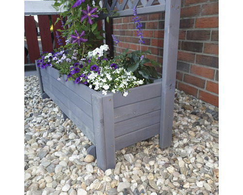 Blumenkasten aus Holz mit Rankgitter und blühenden Pflanzen