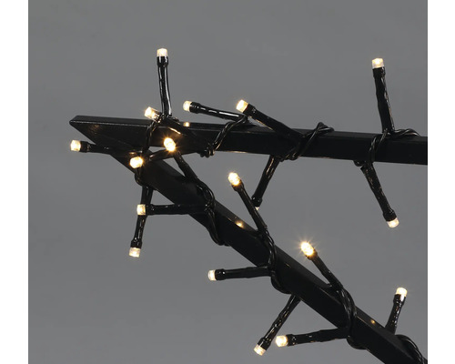 Detailaufnahme einer Lichterkette mit warmweißen Lichtern auf einem dunklen Metallrahmen