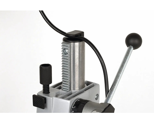 Detailansicht einer Bohrmaschine mit Zahnstange und Bedienhebel