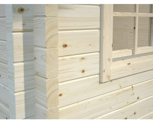 Detailansicht eines Gartenhauses mit Holzfenster