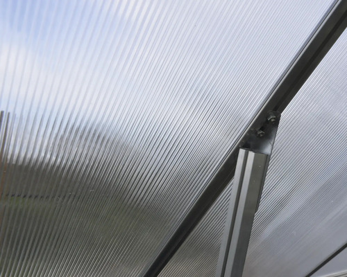 Detailansicht einer Gewächshauswand mit Rahmen