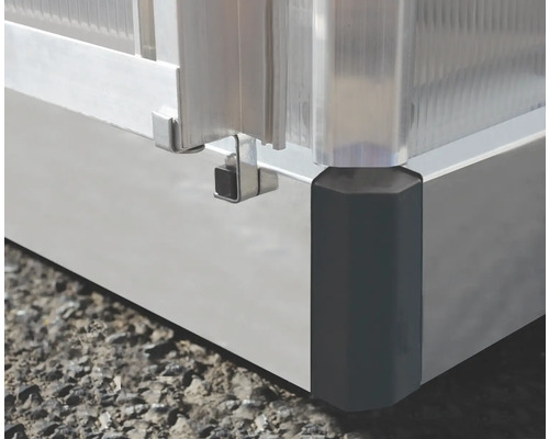 Detailansicht eines Gewächshaus Eckbereichs mit Aluminiumrahmen und Fundament