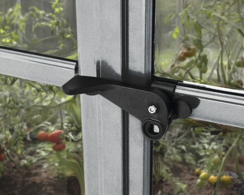 Detailansicht eines Fenstergriffs an einem Gewächshaus