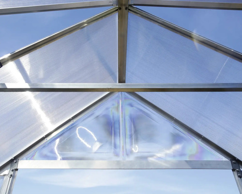 Gewächshaus Detailansicht des Giebels mit Aluminiumrahmen und Polycarbonatplatten