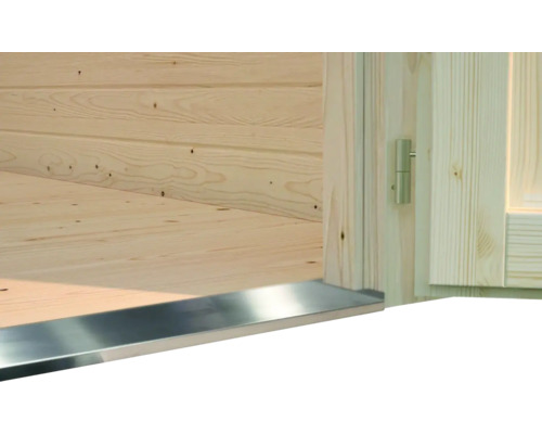 Detailansicht einer Holzhütte mit Metallelement